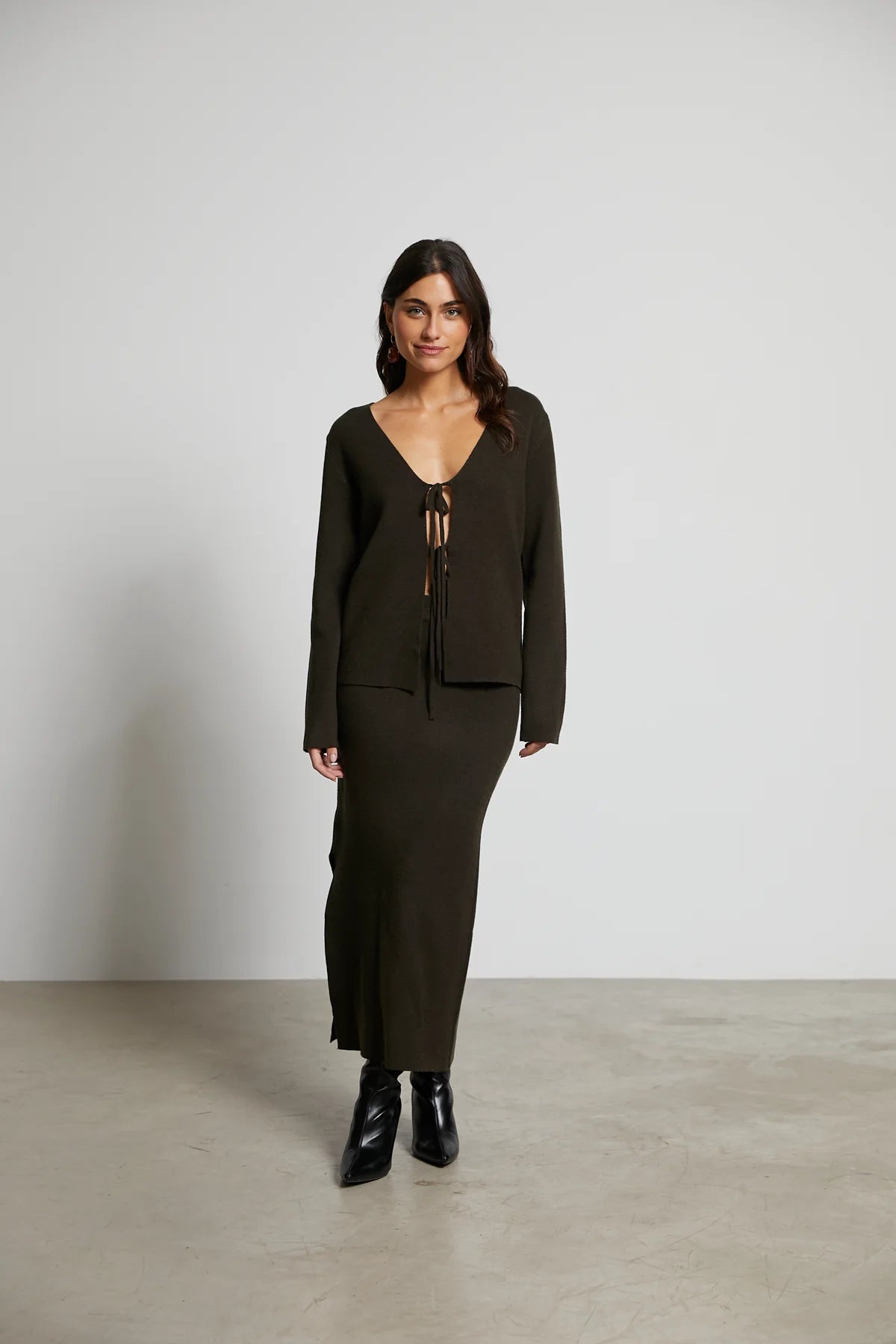 Conjunto Kali oscuro ( Cardigan punto Kali y Falda punto Elia )