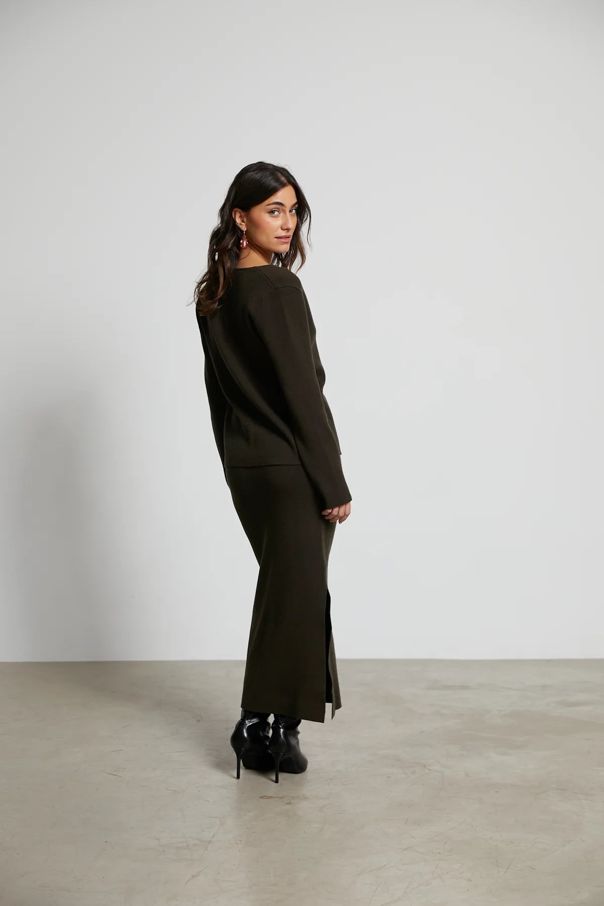 Conjunto Kali oscuro ( Cardigan punto Kali y Falda punto Elia )