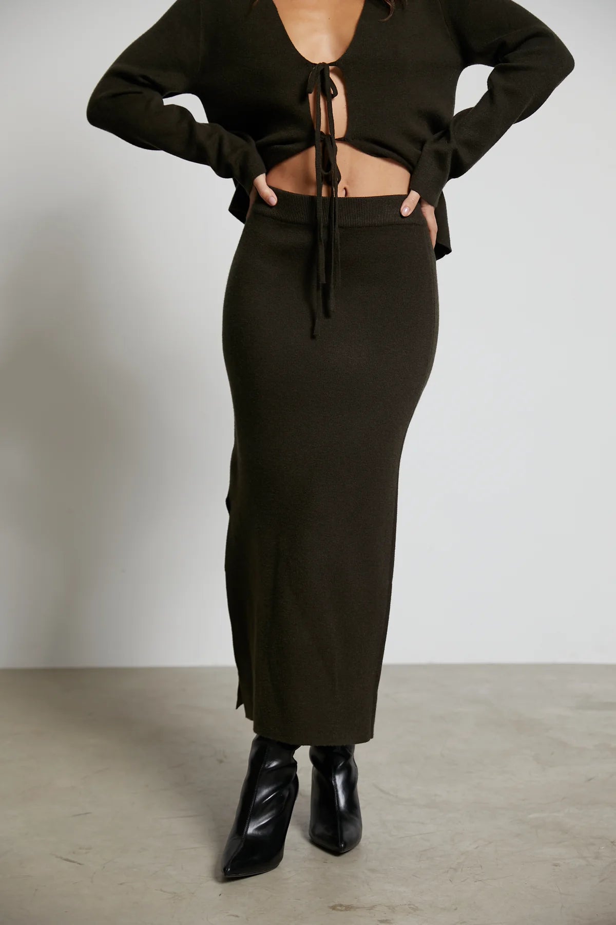 Conjunto Kali oscuro ( Cardigan punto Kali y Falda punto Elia )